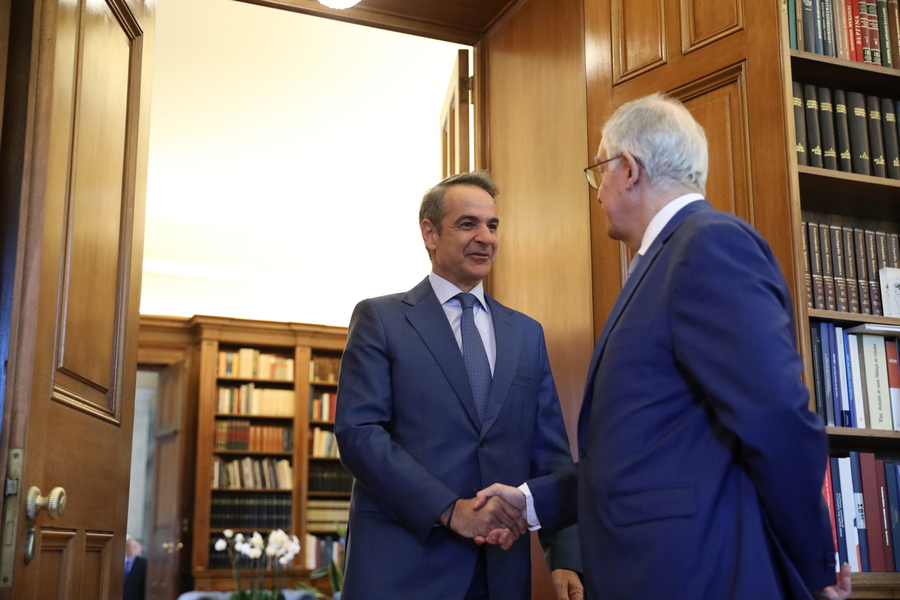 O Κυριάκος Μητσοτάκης συνομιλεί με τον Κωνσταντίνο Τασούλα κατά τη διάρκεια της συνάντησής τους στο Προεδρικό Μέγαρο, Αθήνα, Δευτέρα 23 Ιουνίου 2025. ΑΠΕ-ΜΠΕ