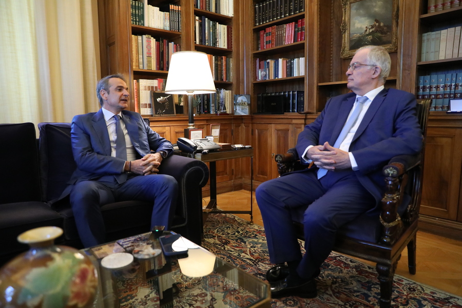 O Κυριάκος Μητσοτάκης συνομιλεί με τον Κωνσταντίνο Τασούλα κατά τη διάρκεια της συνάντησής τους στο Προεδρικό Μέγαρο, Αθήνα, Δευτέρα 23 Ιουνίου 2025. ΑΠΕ-ΜΠΕ