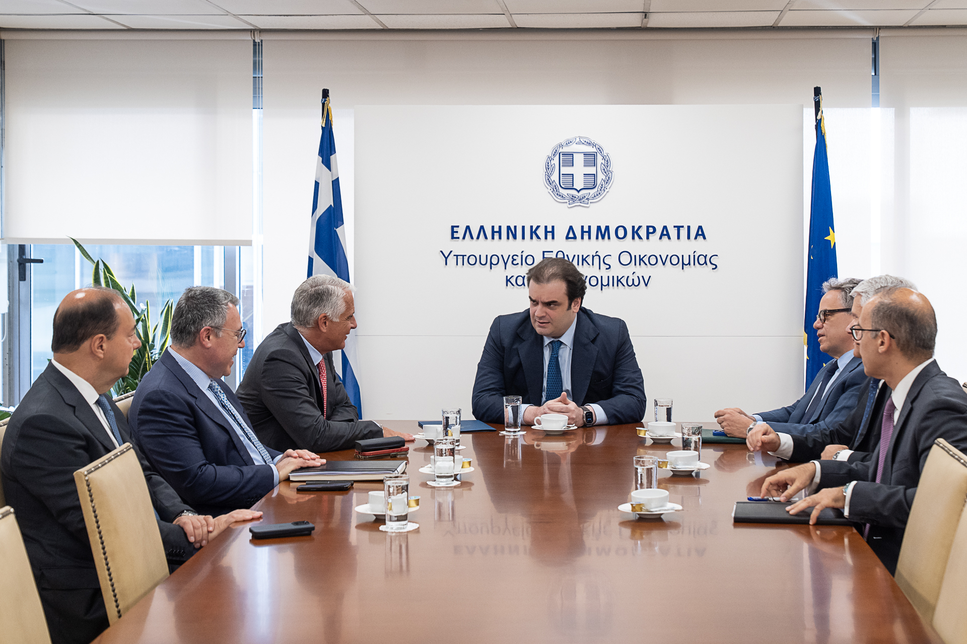 Συνάντηση του υπουργού Οικονομικών Κυριάκου Πιερρακάκη με τον Διευθύνοντα Σύμβουλο του ομίλου UniCredit, Andrea Orcel, και τον Διευθύνοντα Σύμβουλο της Alpha Bank, Βασίλη Ψάλτη