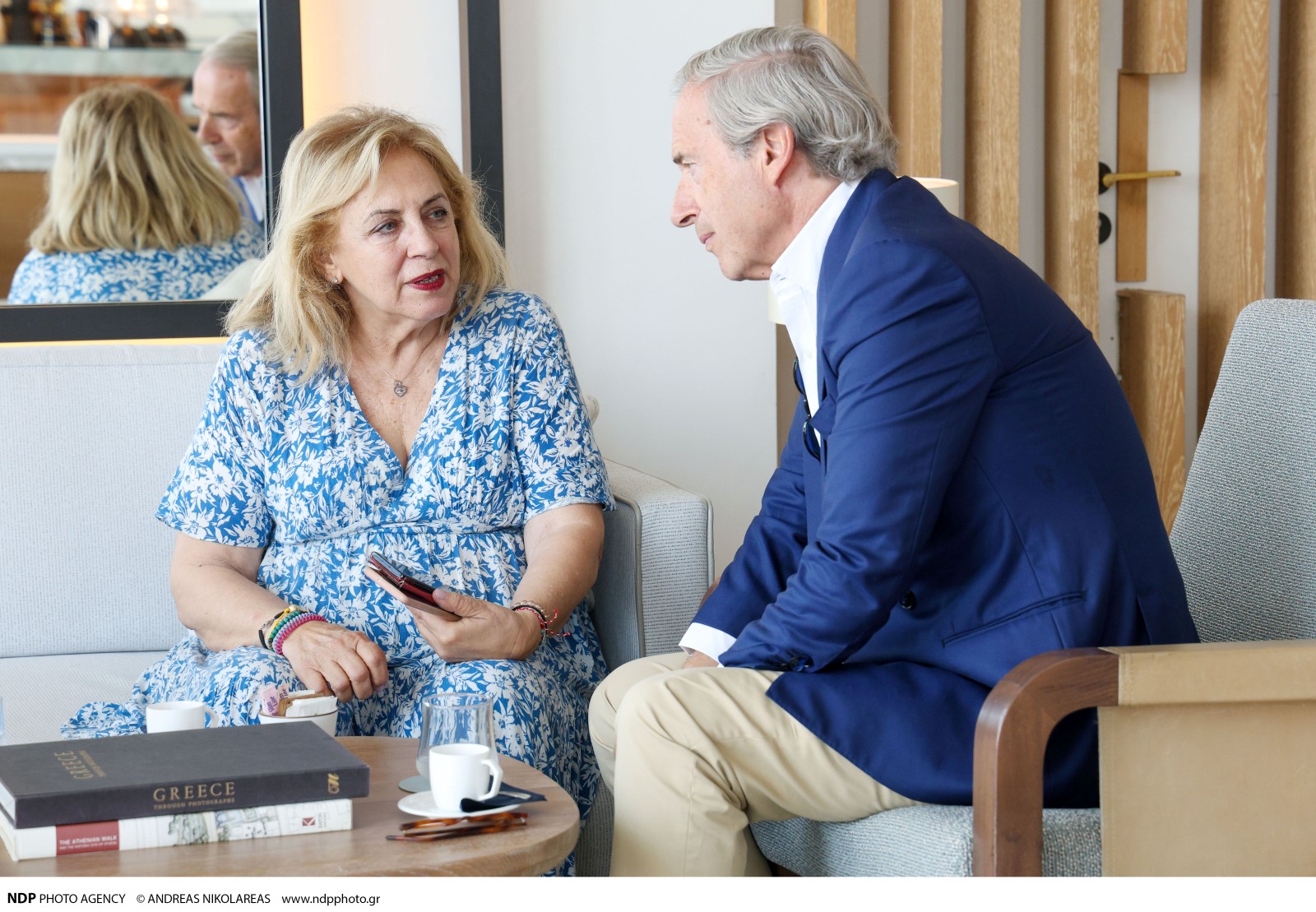 Ο Simon de Pury με τη δημοσιογράφο Βίκυ Παλαιολόγου