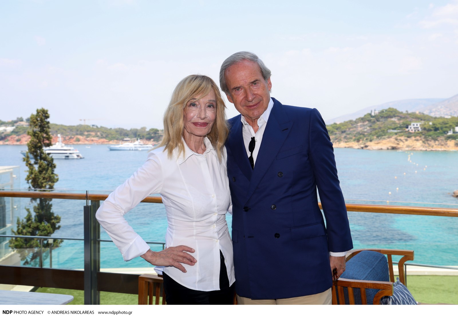 Ο Simon de Pury με τη Mara Karetsos