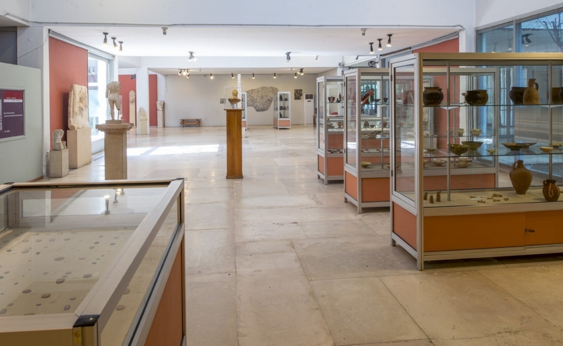 Άποψη των εκθεσιακών χώρων και των συλλογών του Αρχαιολογικού Μουσείου Κομοτηνής