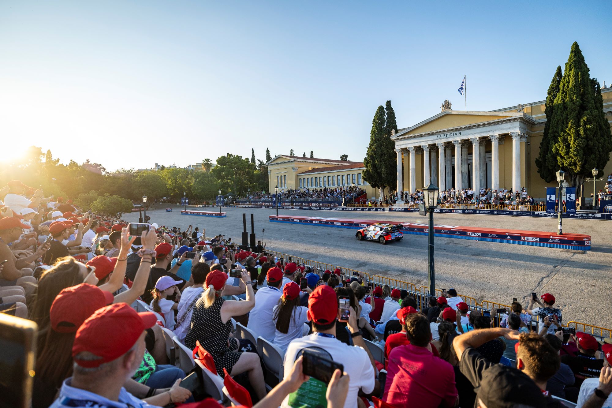 Κατάμεστες οι κερκίδες παρά τη ζέστη και την καθυστέρηση που προκάλεσε το κυκλοφοριακό.