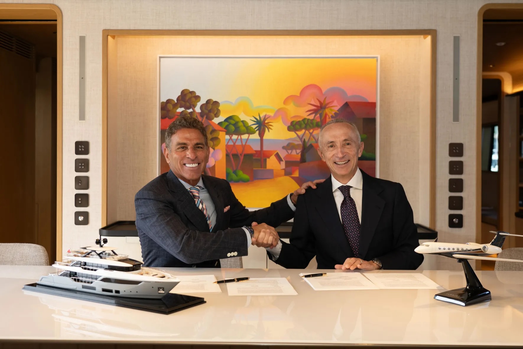 Flexjet-chairman-Kenn-Ricci-αριστεράς-με-τον-CEO-της-Ferretti-Alberto-Galass