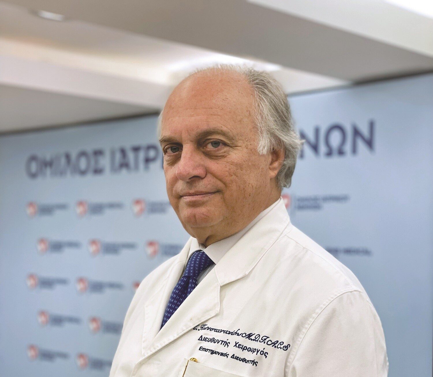O Δρ. Κωνσταντίνος Κωνσταντινίδης MD, PhD, FACS, Γενικός Χειρουργός Επιστημονικός Διευθυντής, Διευθυντής Γενικής, Ογκολογικής, Λαπαροσκοπικής και Ρομποτικής Χειρουργικής Κλινικής, Ιατρικό Κέντρο Αθηνών