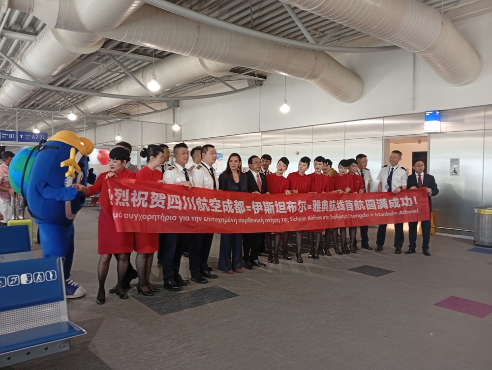 Το προσωπικό και τα στελέχη της Sichuan Airlines μαζί με την υπουργό Τουρισμού Όλγα Κεφαλογιάννη, λίγο πριν την επιβίβαση των επιβατών.