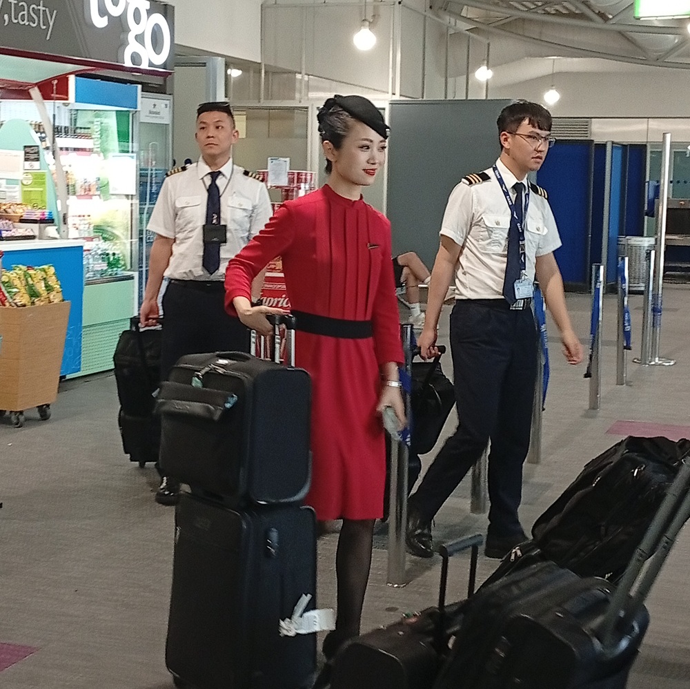 Το προσωπικό της Sichuan Airlines ετοιμάζεται να υποδεχθεί τους πρώτους επιβάτες της πτήσης