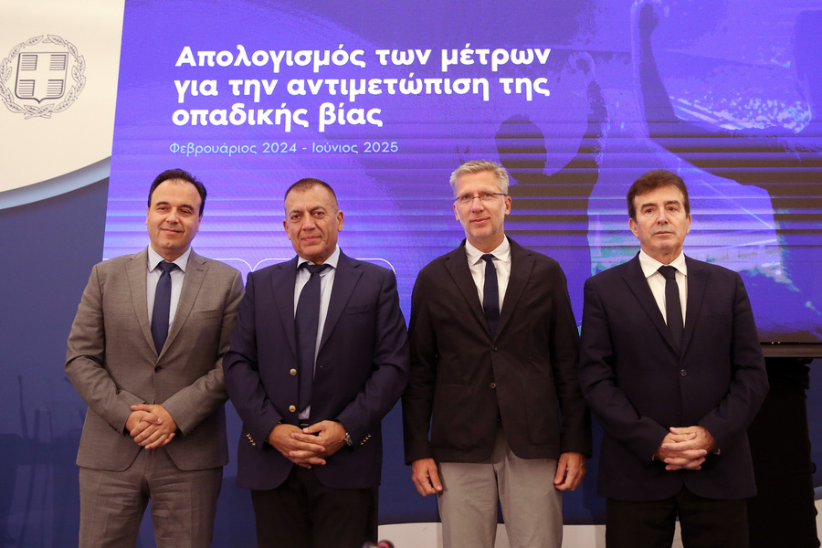 Οι υπουργοί, Προστασίας του Πολίτη Μιχάλης Χρυσοχοΐδης, Επικρατείας Άκης Σκέρτσος και Ψηφιακής Διακυβέρνησης Δημήτρης Παπαστεργίου και ο αναπληρωτής υπουργός Αθλητισμού Γιάννης Βρούτσης συμμετέχουν σε διυπουργική συνέντευξη Τύπου με θέμα: «Απολογισμός μέτρων για την αντιμετώπιση της οπαδικής βίας» (ΑΠΕ)