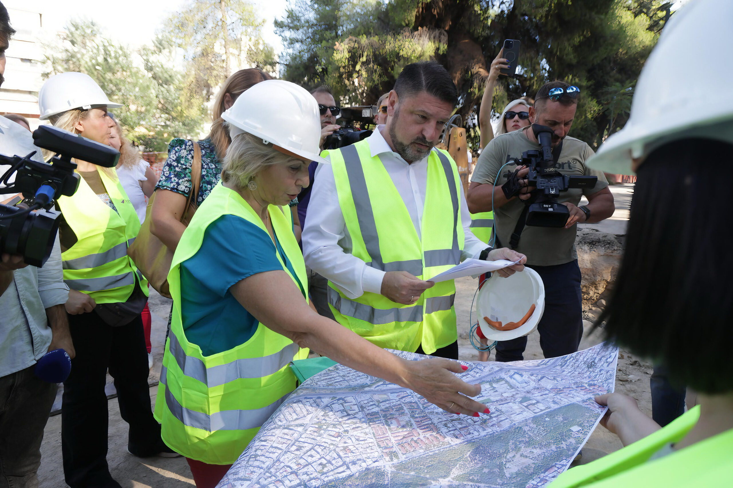 Ο Νίκος Χαρδαλιάς κατά τη διάρκεια αυτοψίας σε έργο στην Αττική
