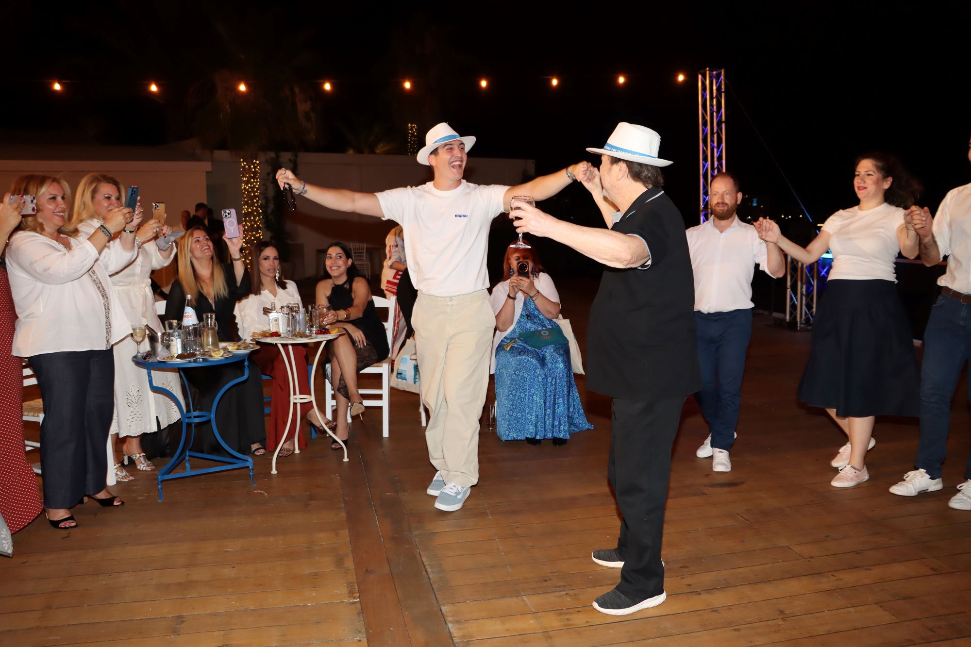 Ο Γιάννης Πάριος δίνει το σύνθημα για χορό με τον Good Job Nicky
