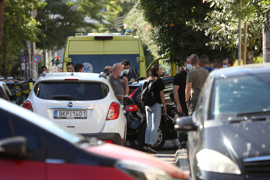 Κόσμος συγκεντρωμένος στο σημείο όπου ένας άντρας έπεσε νεκρός από πυροβολισμούς στην οδό Ειρήνης στην Αγία Παρασκευή