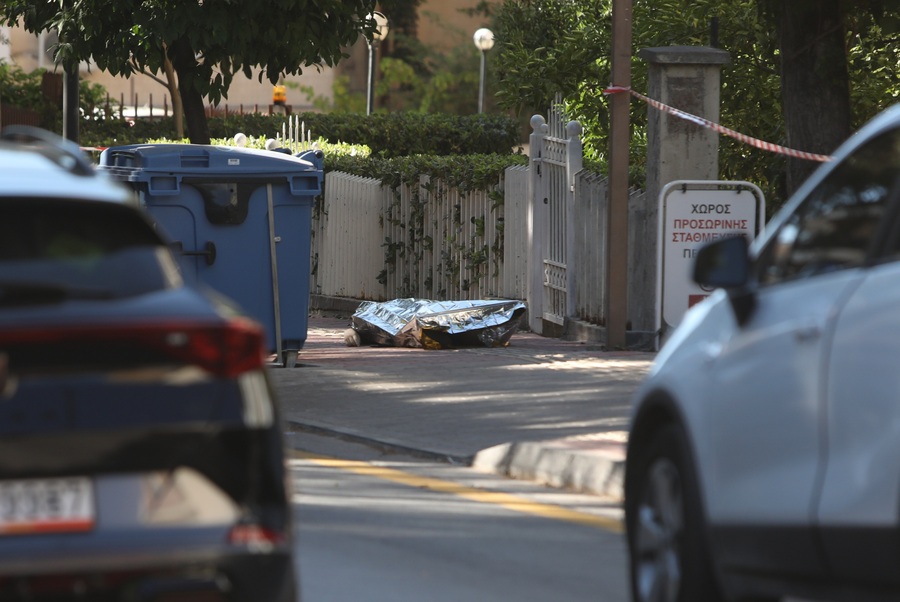 Σκεπασμένη σορός ενός άντρα που έπεσε νεκρός από πυροβολισμούς στην οδό Ειρήνης στην Αγία Παρασκευή