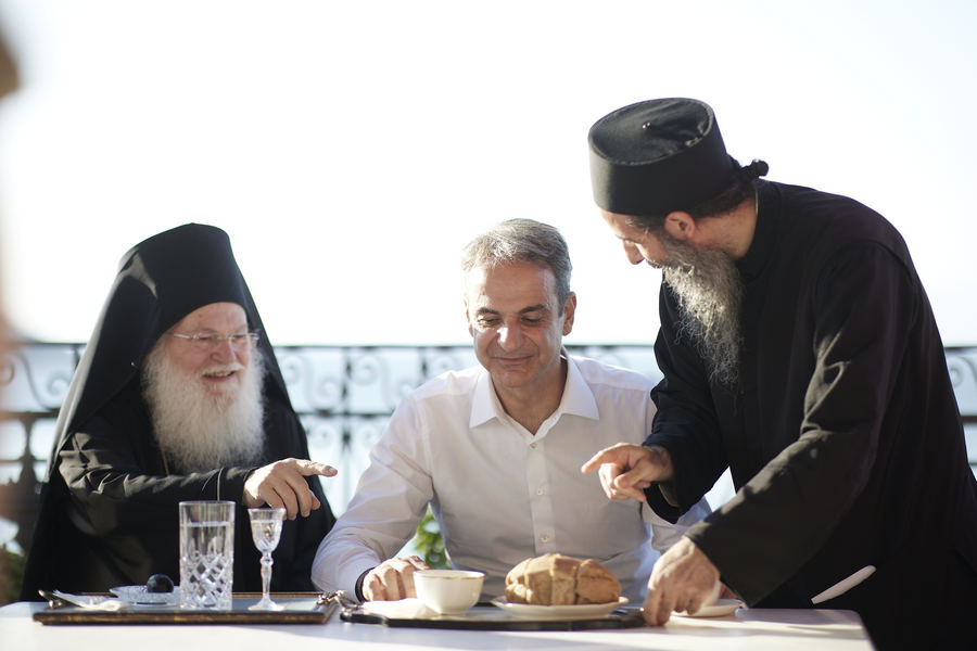 Ο πρωθυπουργός Κυριάκος Μητσοτάκης στη μονή Βατοπαιδίου, με τον ηγούμενο Εφραίμ
