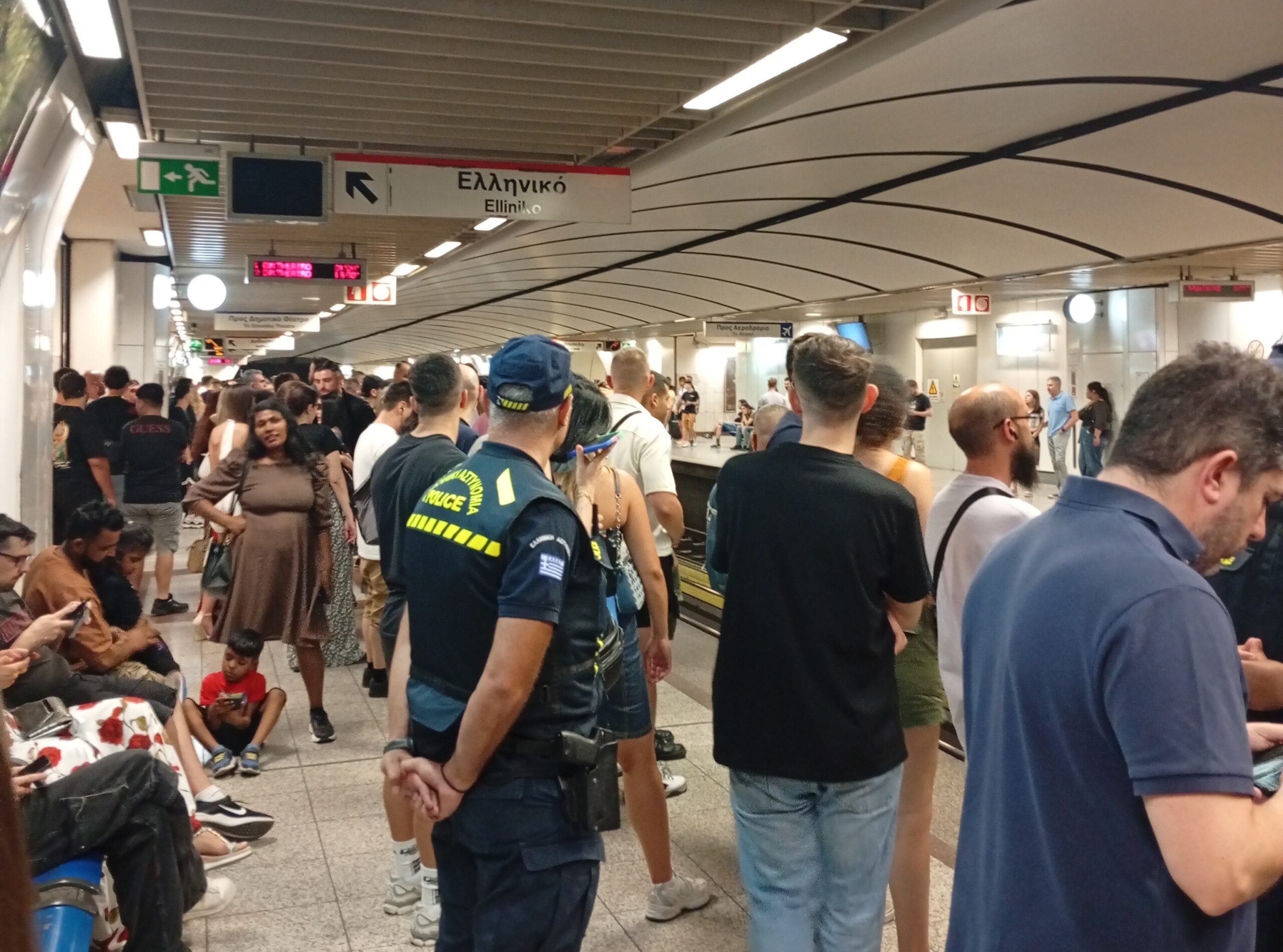 Πλήθος επιβατών λίγο μετά τη 01:15 στην αποβάθρα του σταθμού του μετρό στο Σύνταγμα με κατεύθυνση το Δημοτικό Θέατρο Πειραιά