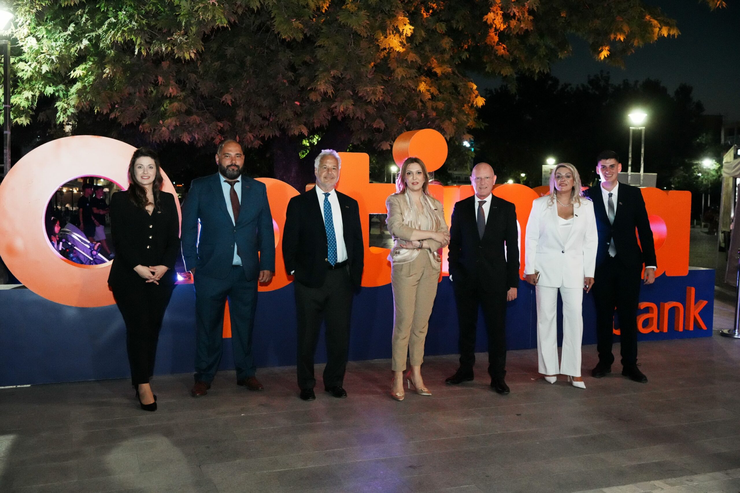 Εγκαίνια του 30ου καταστήματος της Optima bank στην Κομοτηνή_2O πρόεδρος της Optima bank κ. Γεώργιος Τανισκίδης, o διευθύνων σύμβουλος της Optima bank κ. Δημήτρης Κυπαρίσσης με τα στελέχη του νέου καταστήματος