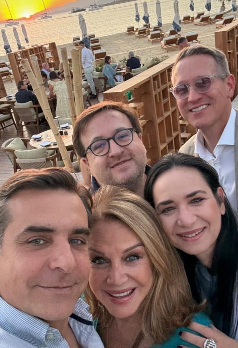 Η Αγάπη Πολίτη στη μέση