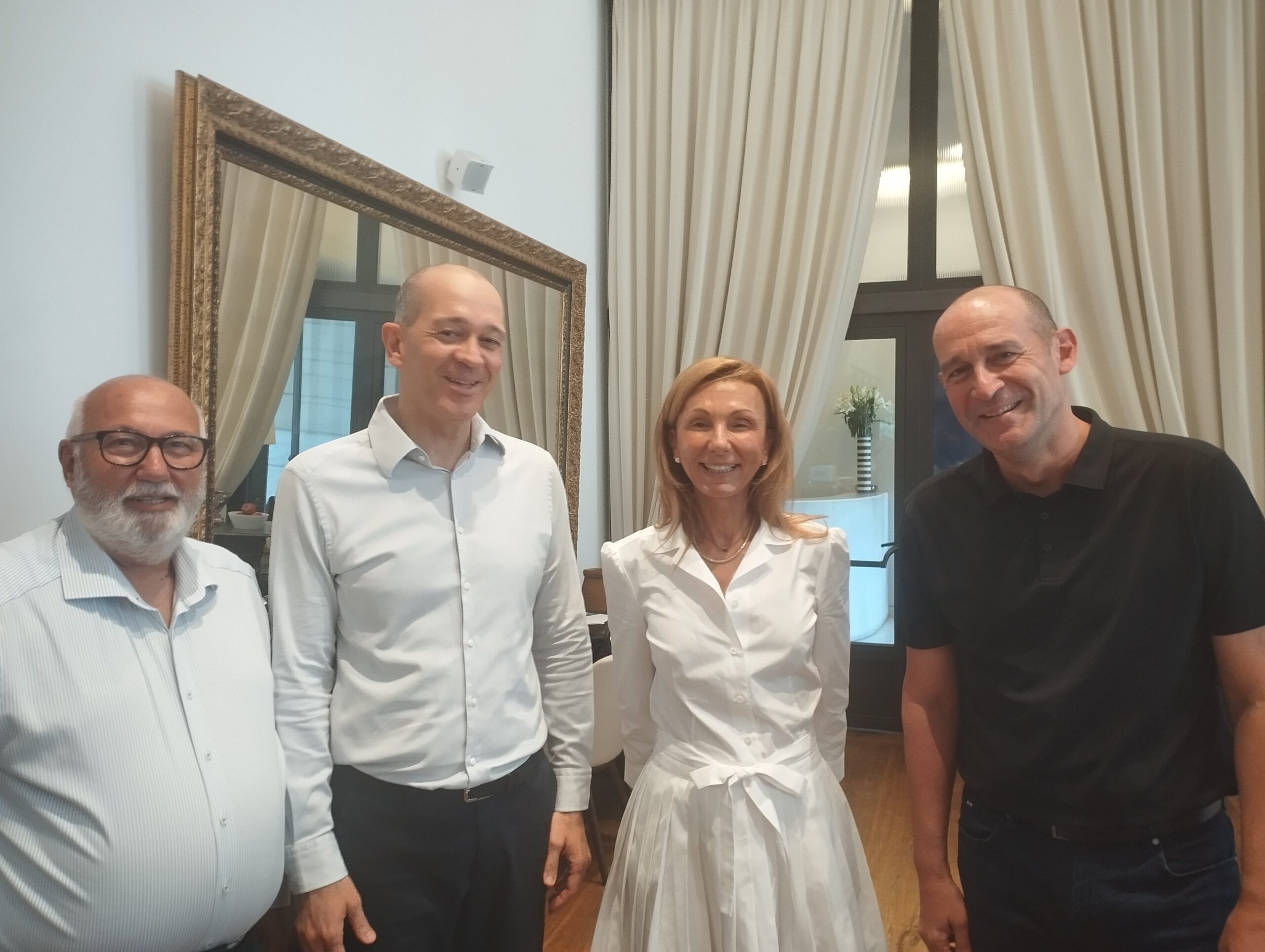 O δημοσιογράφος του mononews, Σάββας Αθανασίου με τους αδερφούς Αγγελόπουλους και την Μελίνα Τραυλού, χθες στον «Μύλο»