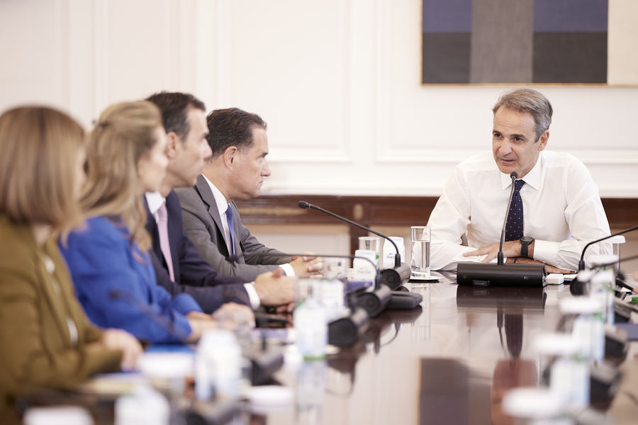 Ο πρωθυπουργός Κυριάκος Μητσοτάκης προεδρεύει στη σύσκεψη για την παρουσίαση του Ψηφιακού Εργαλείου Αξιολόγησης της Εμπειρίας του Ασθενούς στα Νοσοκομεία του ΕΣΥ, στο Μέγαρο Μαξίμου, Δευτέρα 14 Ιουλίου 2025 (ΑΠΕ)