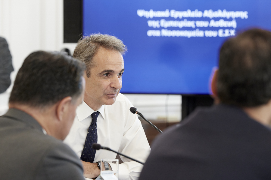 Ο πρωθυπουργός Κυριάκος Μητσοτάκης προεδρεύει στη σύσκεψη για την παρουσίαση του Ψηφιακού Εργαλείου Αξιολόγησης της Εμπειρίας του Ασθενούς στα Νοσοκομεία του ΕΣΥ, στο Μέγαρο Μαξίμου, Δευτέρα 14 Ιουλίου 2025 (ΑΠΕ)