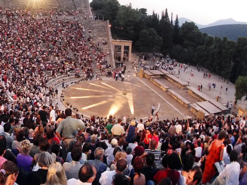 Το αρχαίο θέατρο Επιδαύρου με κόσμο σε παράσταση