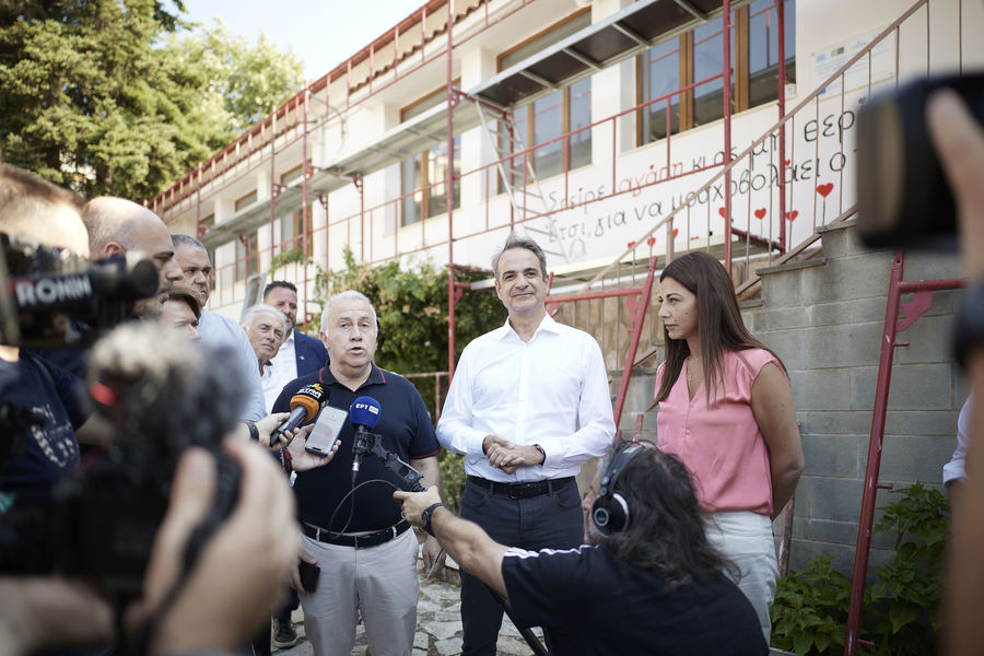 O Kυριάκος Μητσοτάκης και η Σοφία Ζαχαράκη στο 2ο Γυμνάσιο Καρπενησίου που ανακαινίζεται μέσω του προγράμματος «Μαριέττα Γιαννάκου»