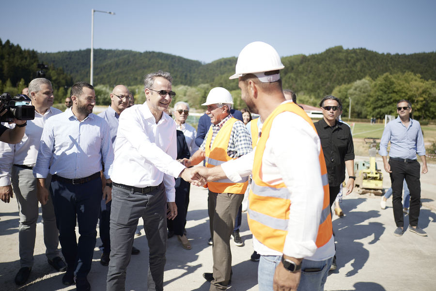 O Kυριάκος Μητσοτάκης και η Σοφία Ζαχαράκη στο 2ο Γυμνάσιο Καρπενησίου που ανακαινίζεται μέσω του προγράμματος «Μαριέττα Γιαννάκου»