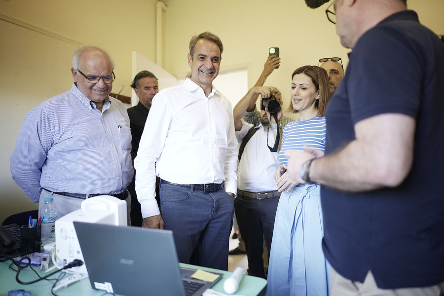 Ο Κυριάκος Μητσοτάκης με την Ειρήνη Αγαπηδάκη στην ΚΟΜΥ στο Κοινοτικό Ιατρείο στη Φουρνά Ευρυτανίας, Πηγή: ΑΠΕ-ΜΠΕ/ΓΡΑΦΕΙΟ ΤΥΠΟΥ ΠΡΩΘΥΠΟΥΡΓΟΥ/ΔΗΜΗΤΡΗΣ ΠΑΠΑΜΗΤΣΟΣ