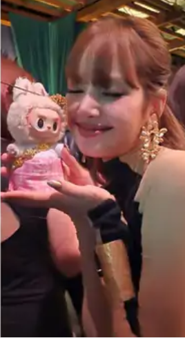 Η Lisa των Black Pink με Labubu.