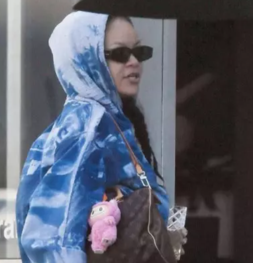 H Rihanna με Labubu.
