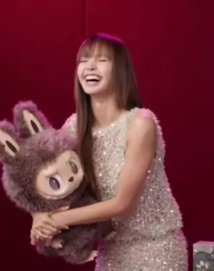 H Lisa των Blackpink με Labubu. 