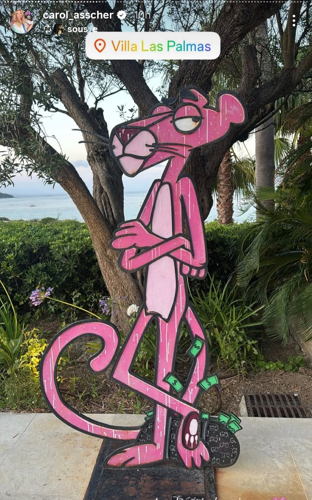 To αγαλμα του Pink Panther υποδέχεται τους καλεσμένους