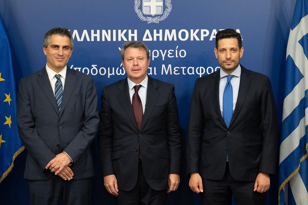 Ο υπουργός Υποδομών και Μεταφορών Χρίστος Δήμας και ο αναπληρωτής υπουργός Μεταφορών Κωνσταντίνος Κυρανάκης με τον Ισπανό υφυπουργό Μεταφορών και Βιώσιμης Κινητικότητας José Antonio Santano Clavero