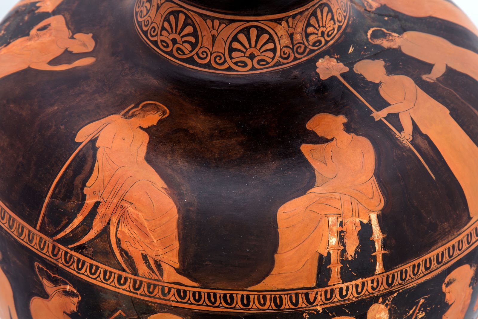 Ερυθρόμορφη υδρία αττικού εργαστηρίου (425-420 π.Χ.) λεπτομέρεια. Δωρεά Πέγκυς Ζουμπουλάκη στη μνήμη του συζύγου της Τάσου