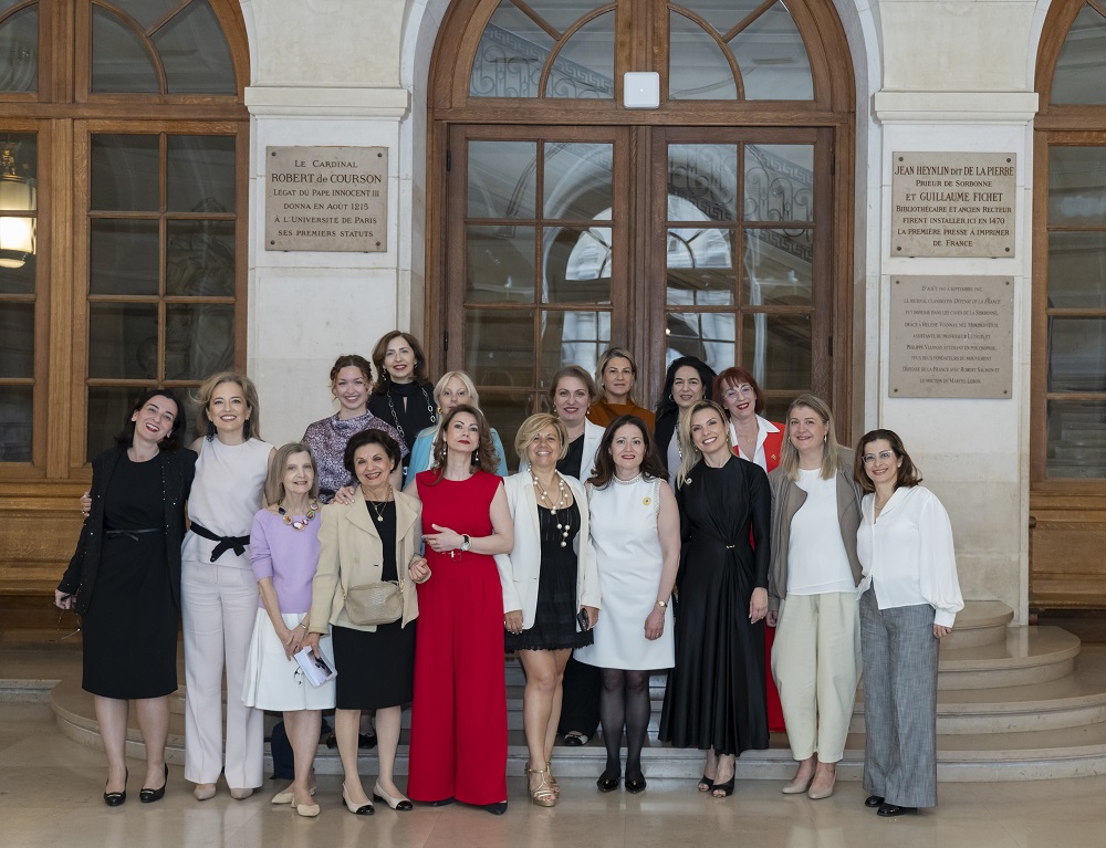 DAUGHTERS OF PENELOPE PARIS στην είσοδο του αμφιθεάτρου Richelieu του Πανεπιστημίου Σορβόννης