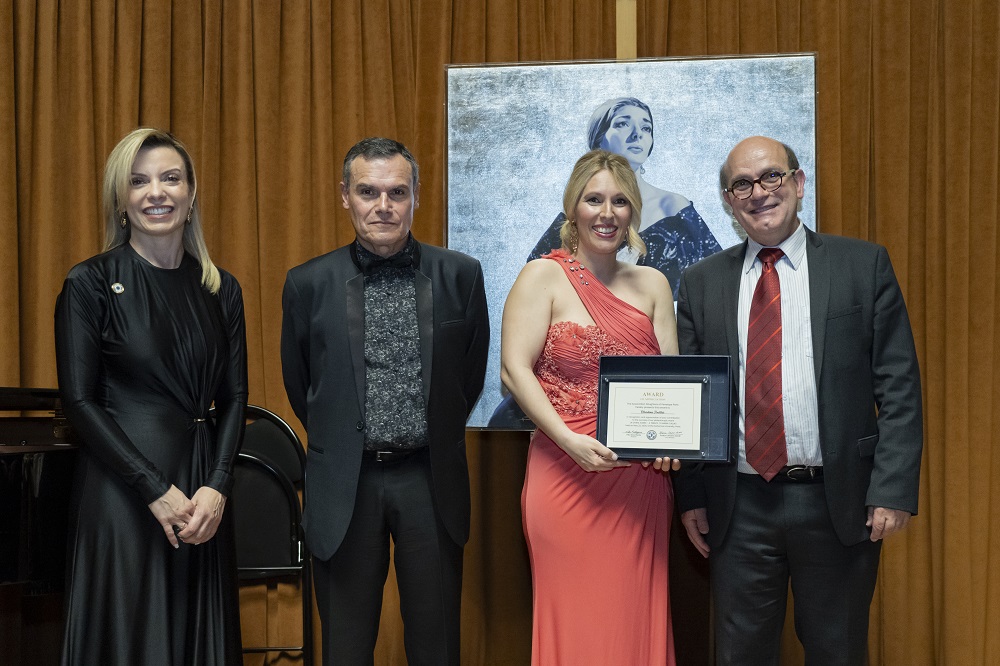 Από αριστερά: κα Νίκη Καλογερά, Πρόεδρος Daughters of Penelope Paris, κ. Δημήτρης Γιάκας, πιανίστας, κα Χριστίνα Πουλίτση, διεθνούς φήμης υψίφωνος, κ. Bernard Franco, Διδάκτωρ Συγκριτικής Φιλολογίας Πανεπιστημίου Σορβόννης