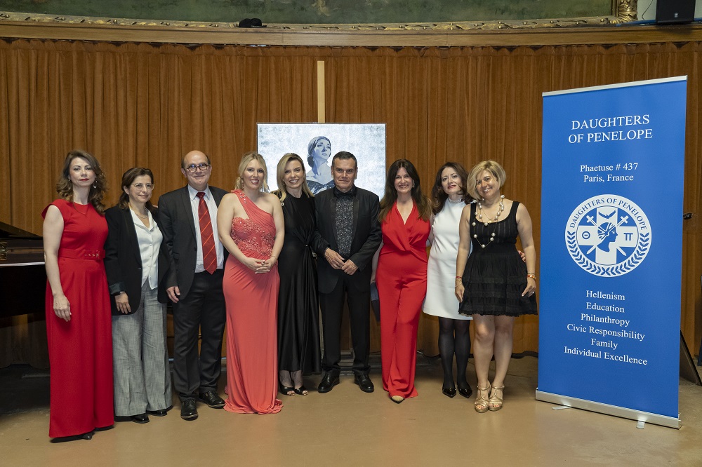 Από αριστερά κα Αγγελική Χρηστάκη, Υφηγήτρια Πανεπιστημίου Σορβόννης-Paris Nord, μουσικολόγος και ψυχαναλύτρια, κα Έλενα Κάγκου, Γεν.Γραμματέας Daughters of Penelope Paris, κ. Bernard Franco, Διδάκτωρ Συγκριτικής Φιλολογίας Πανεπιστημίου Σορβόννης, κα Χριστίνα Πουλίτση, διεθνούς φήμης υψίφωνος, κα Νίκη Καλογερά, Πρόεδρος Daughters of Penelope Paris, κ. Δημήτρης Γιάκας, πιανίστας, κα Beatrice Benoit-Gonin, δημοσιογράφος, κα Μαρία Χιώτη-Miehé, Αντιπρόεδρος Daughters of Penelope Paris, κα Στελλίνα Καββαδά, Διδάκτωρ Γαλλικής Φιλολογίας και Νομικός Πανεπιστημίου Σορβόννης