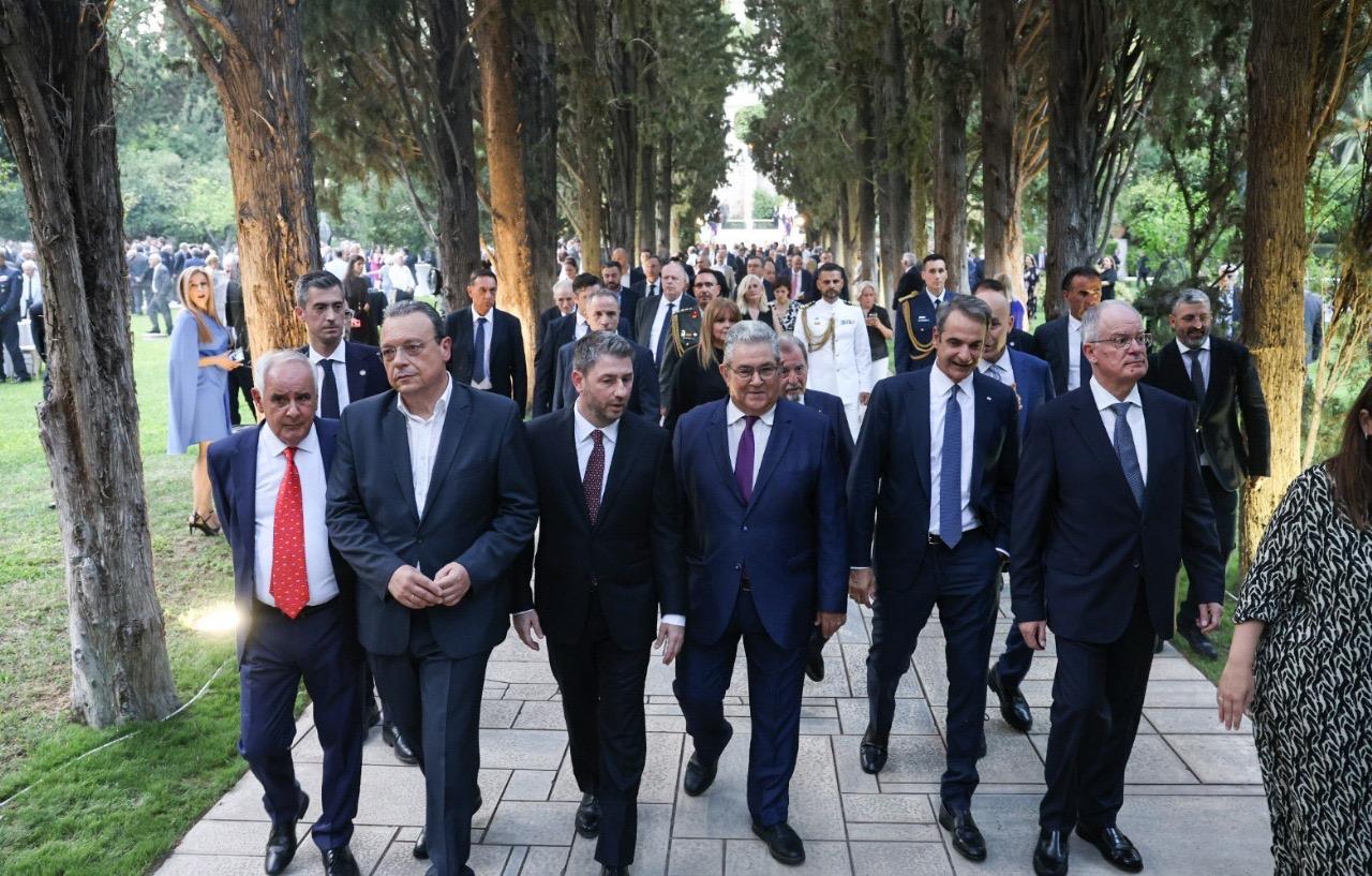 Είπα να κρυφακούσω τι έλεγαν οι πολιτικοί αρχηγοί...