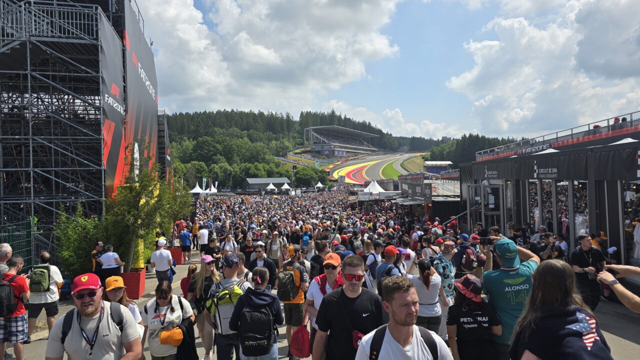 To αδιαχώρητο σε κερκίδες, fanzone, merchandize area, δρόμους, εστιατόρια.