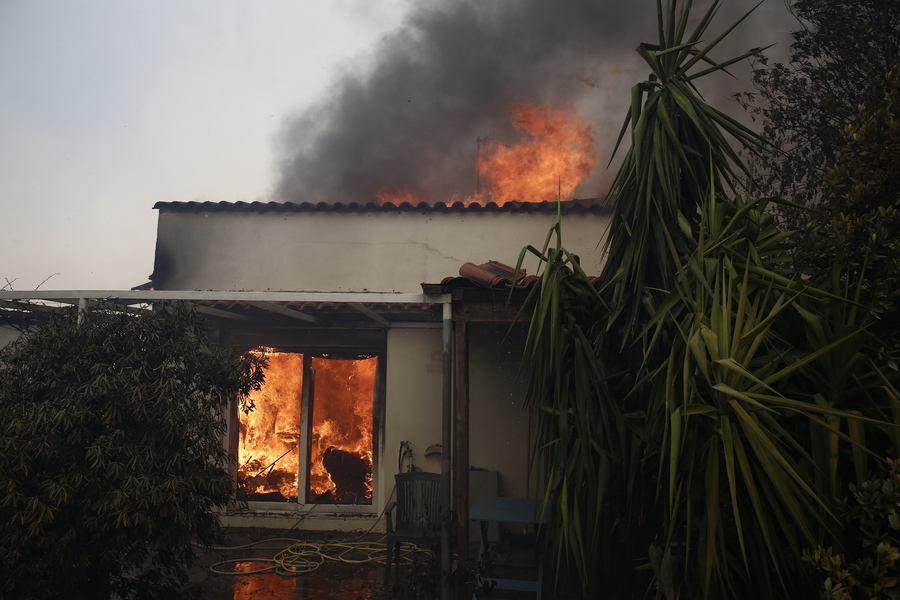 Σπίτι έχει τυλιχτεί στις φλόγες κατά τη διάρκεια φωτιάς που ξέσπασε στο Κρυονέρι Αττικής