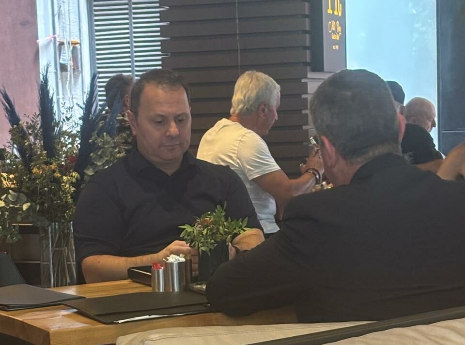 Ο Παναγιώτης Σταμπουλίδης με τον Γιάννη Τσακίρη, χθες στο Κολωνάκι