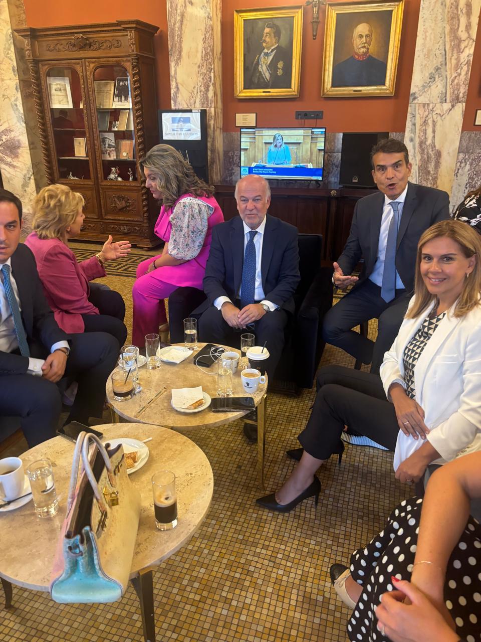 Ο Γιώργος Φλωρίδης χθες στη Βουλή, με γαλάζιους βουλευτές
