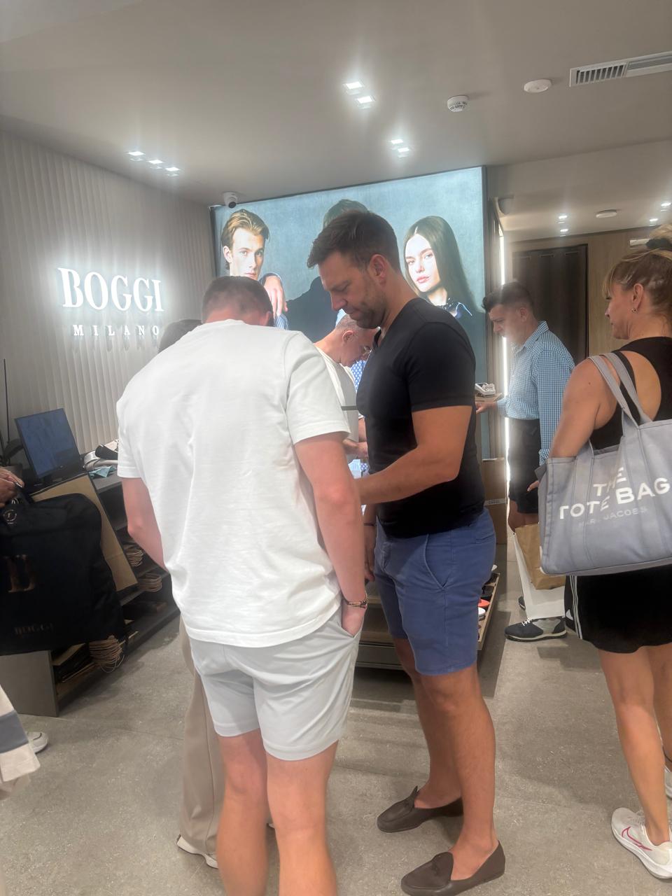 Στέφανος Κασσελάκης και Τάιλερ αγοράζουν ρούχα ενώ η Βουλή... φλέγεται