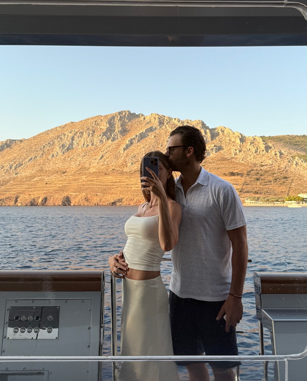 Αμαλία Κωστοπούλου και Τζέικ Μέντγουελ πάνω σε γιοτ στις Σπέτσες