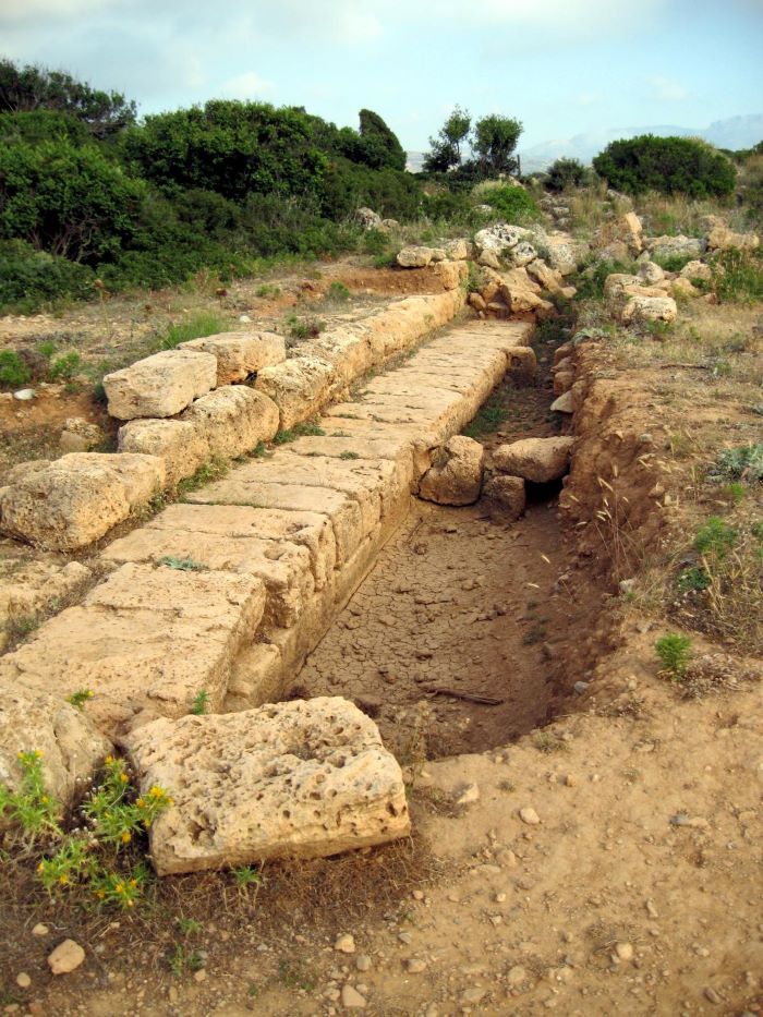 Η προκυμαία του λιμανού της αρχαίας Φαλάσαρνας στην Κρήτη, σήμερα σε απόσταση εκατό μέτρων από την θάλασσα