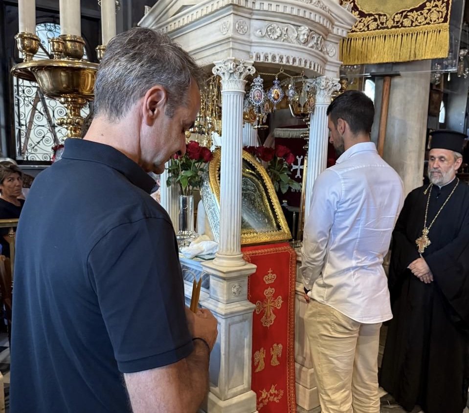 Ο Νόβακ Τζόκοβιτς προσκυνά την εικόνα της Μεγαλόχαρης Παναγιάς στην Τήνο