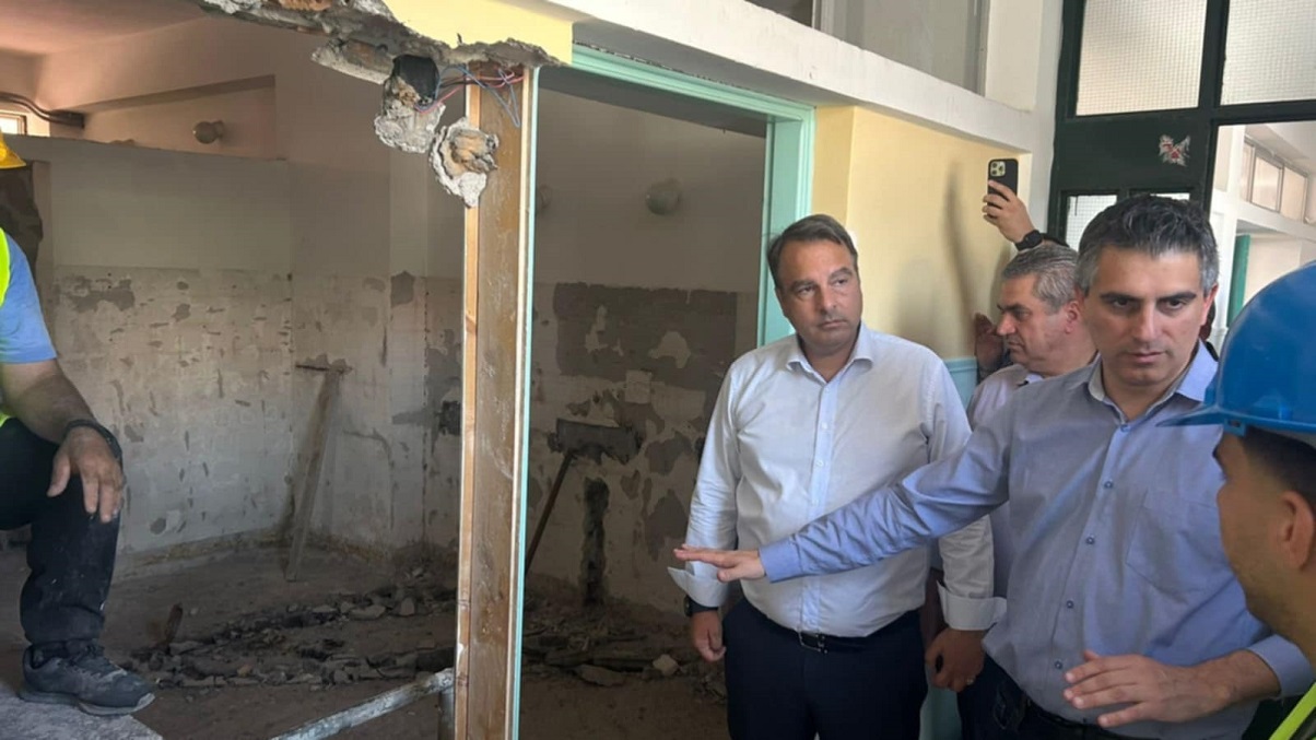 Ο υπουργός Υποδομών και Μεταφορών Χρίστος Δήμας κατά τη διάρκεια επίσκεψής του σε σχολείο του Νομού Αιτωλοακαρνανίας τον Ιούλιο του 2025