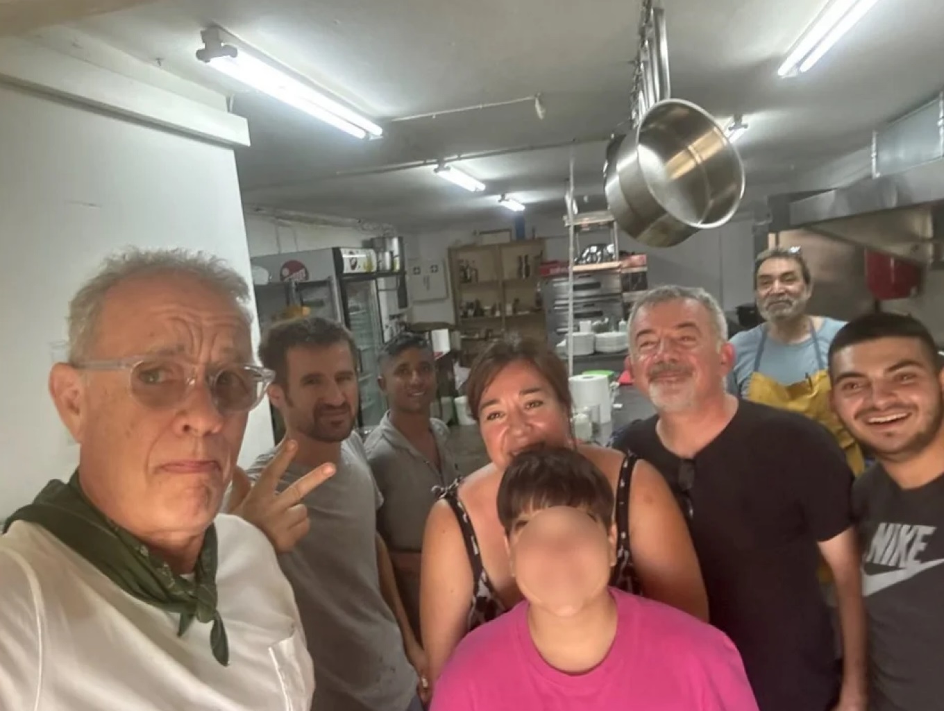 Ο Τομ Χανκς με το προσωπικό εστιατορίου στη Νάξο