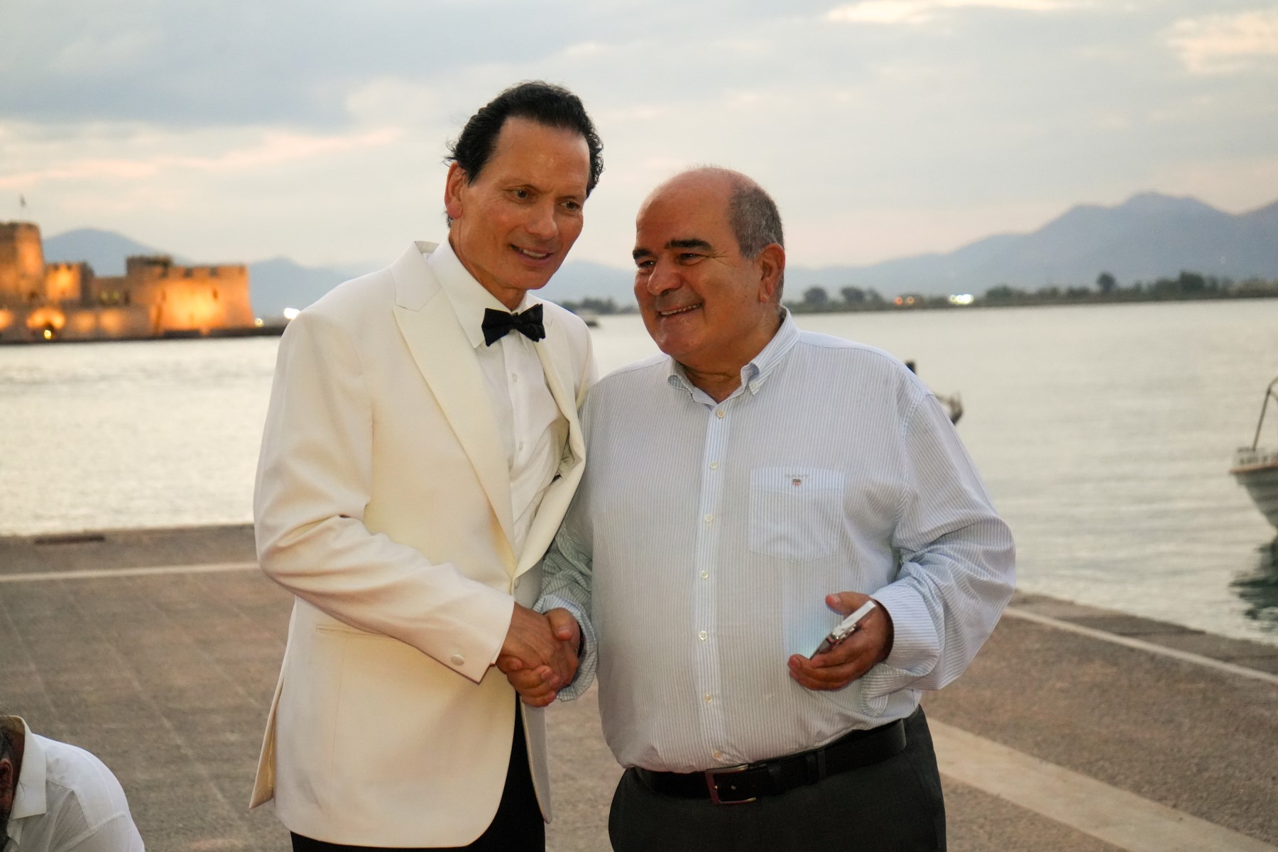 Ο Rico Simonini με τον Ιωάννη Μαρωνίτη, Πρόεδρο της Συνομοσπονδίας των Ομίλων Β. Αμερικής και Ευρώπης για την UNESCO