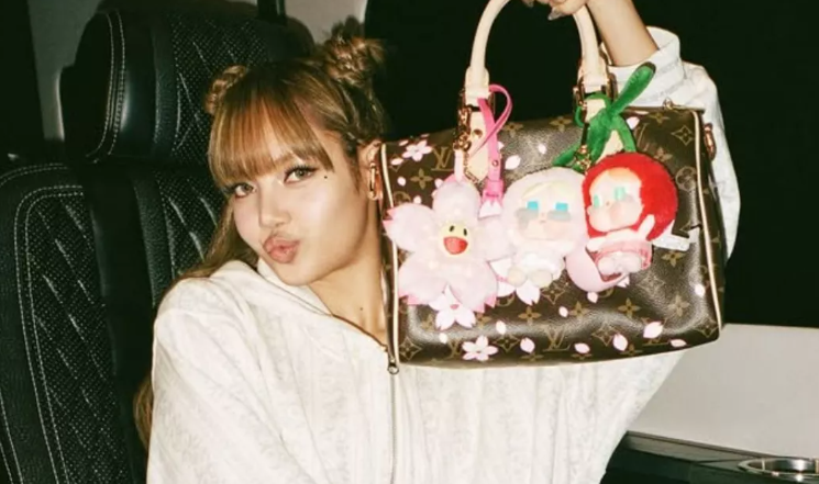 H Lisa των Black Pink με Labubu κρεμασμένα στην τσάντα Louis Vuitton της.