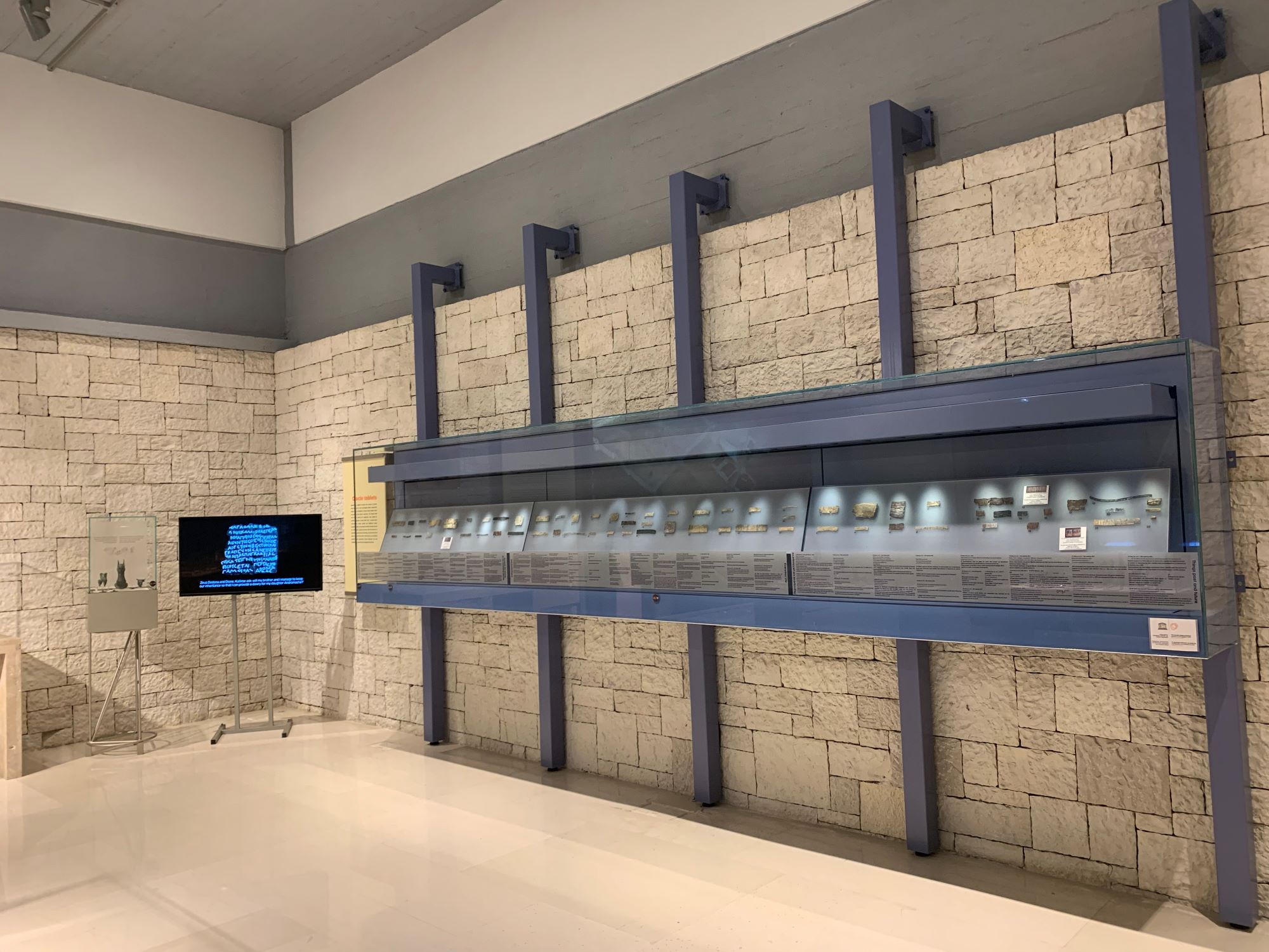 Προθήκη με χρηστήρια ελάσματα από το ιερό της Δωδώνης (τέλη 6ου αιώνα π.Χ. - μέσα του 3ου αιώνα π.Χ.)